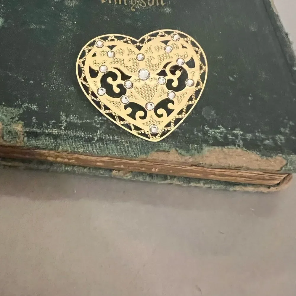 Vintage women’s Dainty Gold Tone Filigree Heart  Brooch pin w rhinestones.